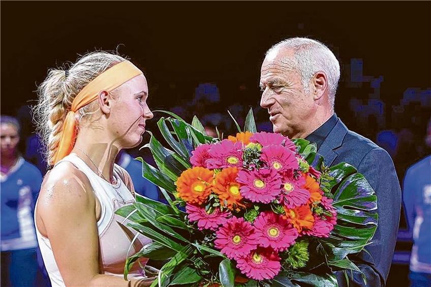 Blumen für die Frau von Welt: Turnierdirektor Markus Günthardt mit Caroline Wozniacki, die im vergangenen Jahr in Stuttgart im Finale stand. Foto: Imago