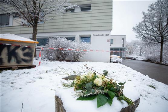 Blumen liegen im Schnee vor einer Pflegeeinrichtung. Foto: Christoph Schmidt/dpa/Archivbild
