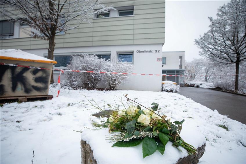 Blumen liegen im Schnee vor einer Pflegeeinrichtung. Foto: Christoph Schmidt/dpa/Archivbild