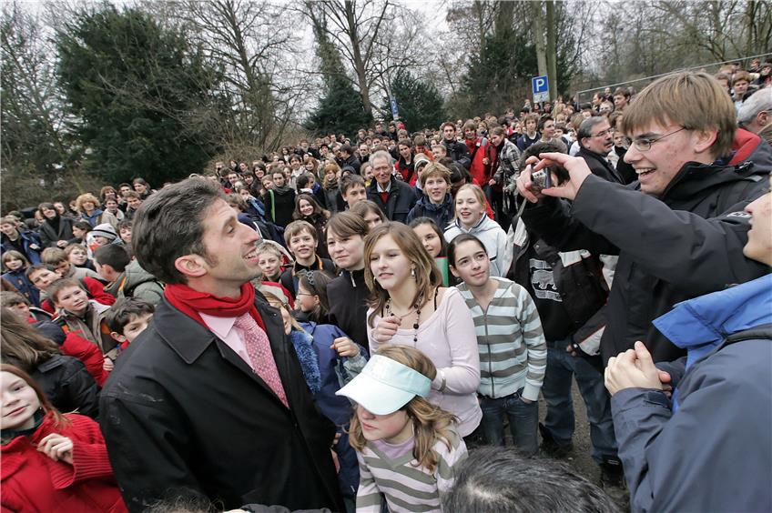 Boris Palmer war Anfang Februar 2007 gerade drei Wochen im Amt, als ihn die Kepler-Gymnasiasten wie einen Superstar feierten. Was dabei auffällt: Keiner der Schüler hält ein Handy hoch, um den OB zu verewigen. Archivbild: Metz