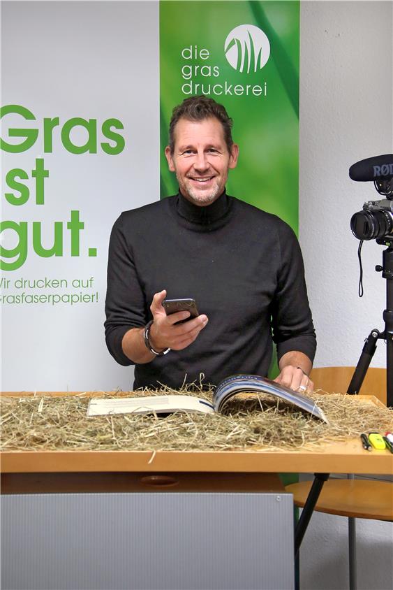 Botschafter mit Kamera: Mit Videos in sozialen Netzwerken wirbt Matthias Durst für Graspapier.