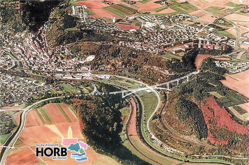 „Brücke zum Schwarzwald“ ist der Titel dieser Postkarte aus dem Jahr 1998. Die Stadt brachte sie zum Bürgerentscheid im selben Jahr heraus, bei dem sich 70,79 Prozent der abgegebenen Stimmen für die Hochbrücke ausgesprochen hatten. Fotomontage: Stadt Horb