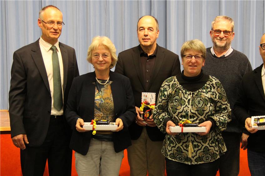 Bürgermeister Gerd Hieber (links) dankte seinen Stellvertretern (von links): Cornelia Bitzer-Hildebrandt, Eberhard Stiehle, Heidi Kuhring, Heinrich von Stromberg und Tobias Nübel.