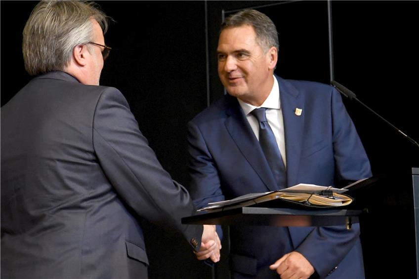 Bürgermeister-Vize Müller (links) gratuliert Thomas Hölsch zum Start in die vierte Amtszeit. Bild: Uli Rippmann