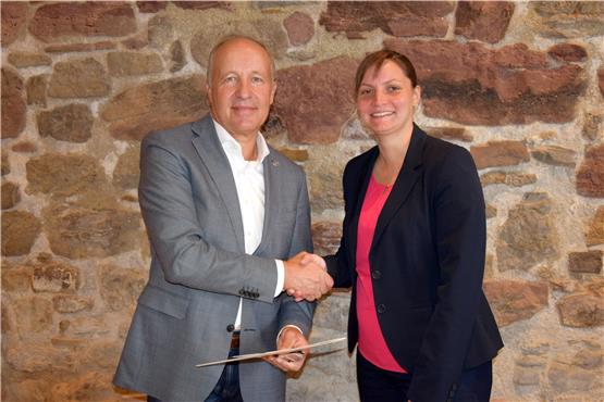 Bürgermeisterin Annick Grassi überreichte dem Vereinsvorsitzenden Eberhard Armbruster die Ehrung des Landes. Bild: Monika Schwarz