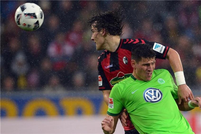 Caglar Söyüncü (l) und Wolfsburgs Mario Gomez kämpfen um den Ball. Foto: Patrick Seeger dpa
