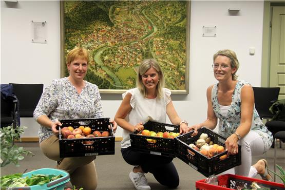 Carina Ziegler, Kathrin Keller und Katrin Birk (von links) setzen sich mit dem Verein „Foodsharing“ aktiv als Retterinnen noch genießbarer Lebensmittel ein, die Supermärkte andernfalls wegwerfen würden. Die dreijungen Frauen verteilen die Waren über ein stetig wachsendes Netzwerk in der Region.Bild: Cristina Priotto