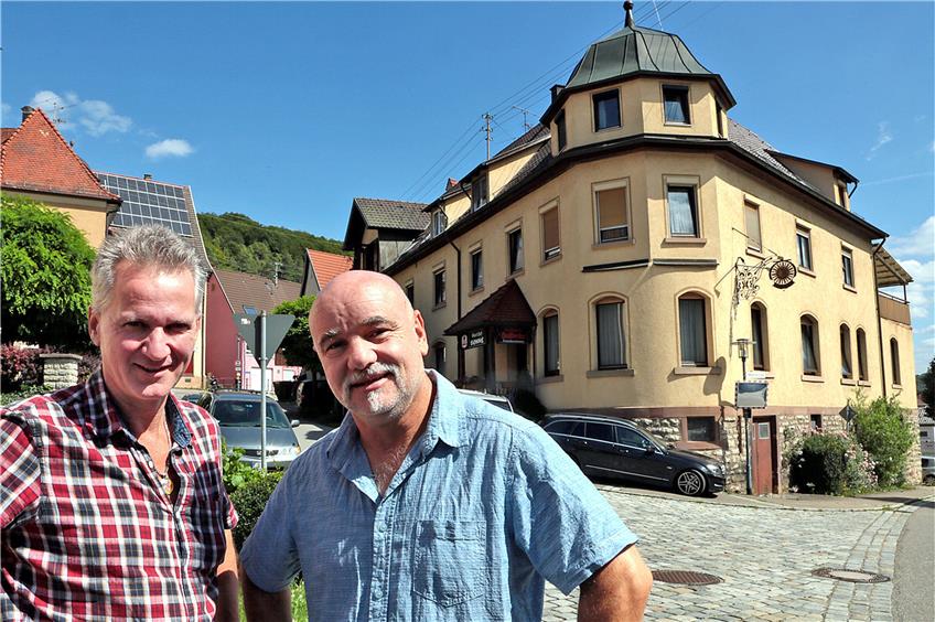 Carlo Schittenhelm (links) und Roland Schmidt krempeln die Rexinger „Sonne“ um. Ab Mitte September wollen sie eröffnen. Bilder: Kuball