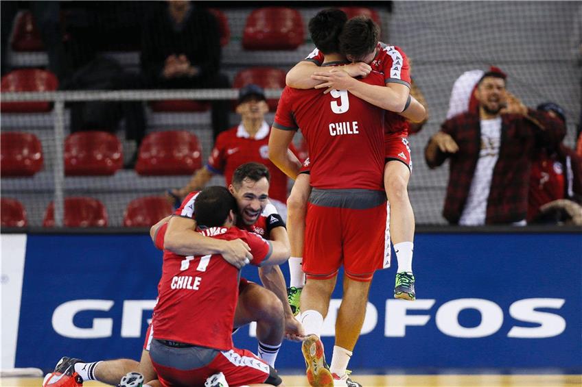 Chiles Spieler bejubeln den ersten WM-Sieg. Foto: afp