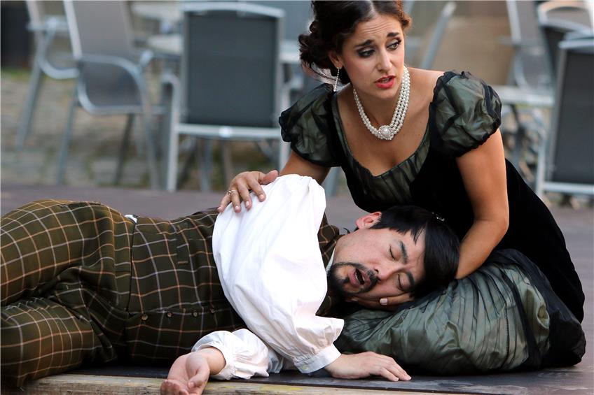 Corinna Ruba singt bei den Opernfestspielen in Glatt die Hauptrolle der Tosca, Philipp Heo verkörpert Caravadossi, den Maler und Geliebten Toscas. Bilder: Kuball