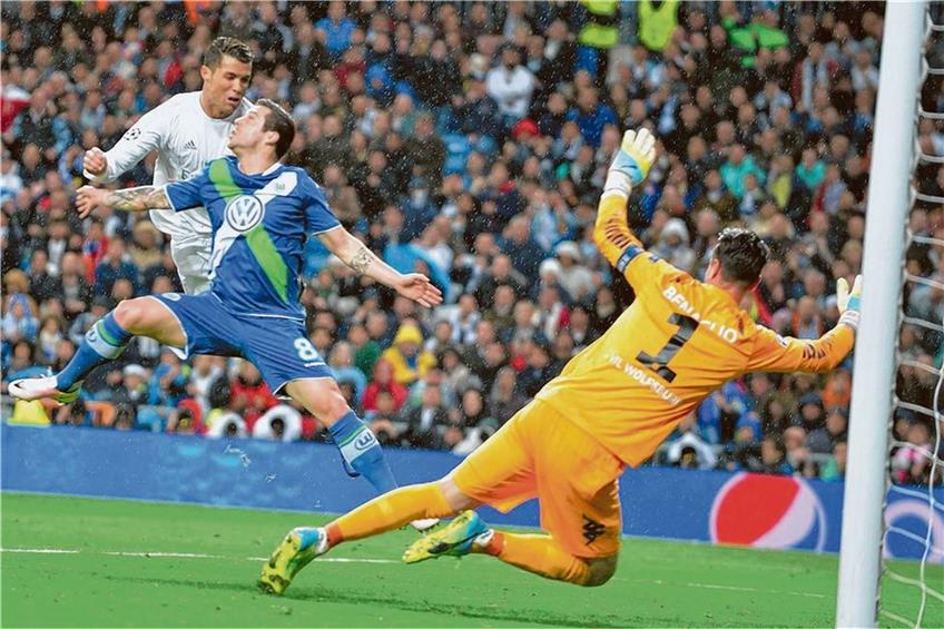Cristiano Ronaldo (l), hier beim 2:0 gegen die Wolfsburger Vieirinha und Diego Benaglio (r.), ebnete Real Madrid den Weg ins Halbfinale. Foto: dpa