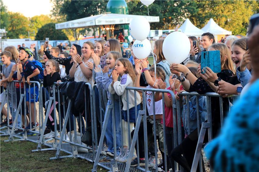 DIcht an dicht drängten sich die Fans bei den Musikacts vor der Bühne. Bild: Emil Henger