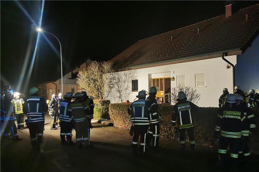 Da war der Großteil der Arbeit vollbracht: Die Feuerwehr vor dem Haus, in dem ein Christbaum brannte. Bild: Feuerwehr Eutingen