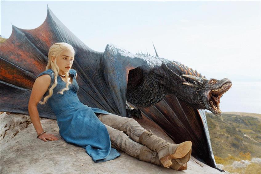 Daenerys (Emilia Clarke) mit einem ihrer Drachen: „Game of Thrones“ ist ein Hit und läuft im Free-TV bei RTL II. Foto: RTL II dpa