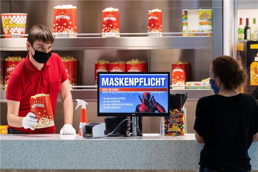 Damit es auch jeder Besucher zur Kenntnis nimmt: Wie hier im Ufa-Kristallpalast in Dresden gilt in Kinos die Maskenpflicht  mancherorts sogar während der Vorstellung. Foto: Robert Michael/dpa