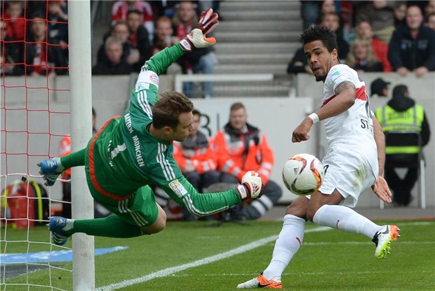 Daniel Didavi scheitert an Bayerns Torwart Manuel Neuer. Foto: Marijan Murat dpa