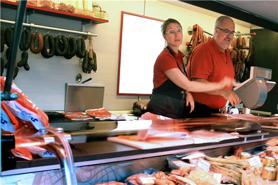 Daniela Graf und Thomas Weidenauer verkaufen in Bergfelden einmal pro Woche Fleisch- und Wurstwaren aus einem Wagen. Bild: kpd