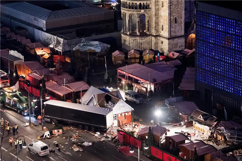 Das Attentat am 20. Dezember 2016 hinterließ eine Schneise der Verwüstung auf dem Weihnachtsmarkt am Breitscheidplatz. Foto: Bernd von Jutrczenka/dpa
