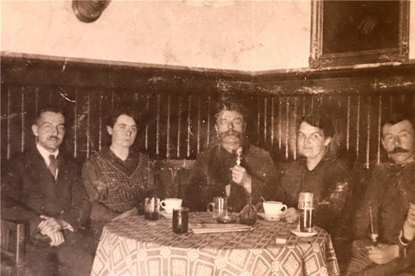 Das Bild stammt aus den 20er-Jahren und zeigt die Großeltern von Franz Geßler, Anna und Eduard Geßler (2. und 3. von rechts) mit Gästen wie dem Oberlehrer Dürr, dem Stadtkämmerer Wegmann sowie Großtante Helena.