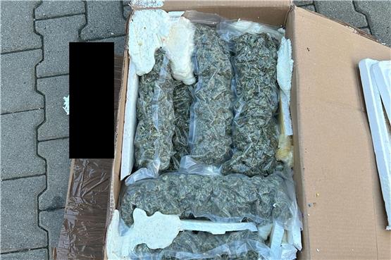 Das Bild zeigt rund 1,6 Kilogramm Marihuana in einem Paket. Foto: Hauptzollamt Ulm/dpa