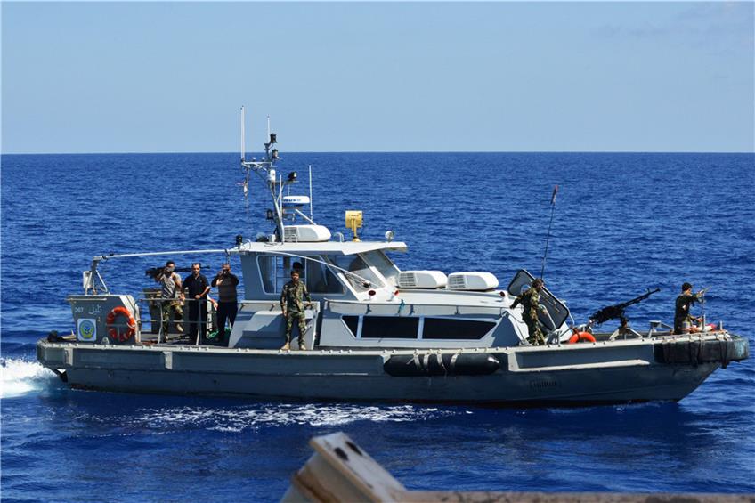 Das Boot der libyschen Küstenwache dreht auf die „Lifeline“ zu, um sie zu entern. Bild: Ulonska