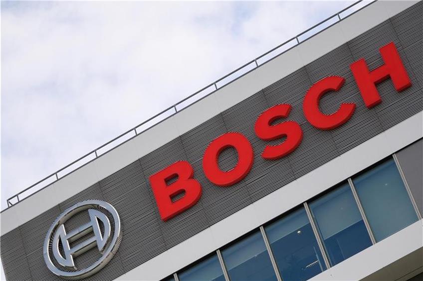 Das Bosch-Logo auf einem Gebäude. Foto: Sebastian Gollnow/dpa/Archivbild