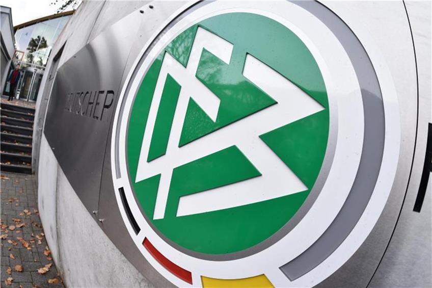 Das DFB-Logo prangt vor der Zentrale des Deutschen Fußball-Bundes. Foto: Arne Dedert/Archiv dpa