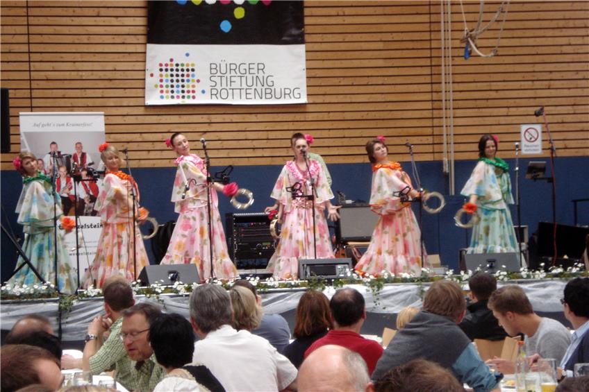 Das Ensemble „Druzhba“ begeisterte das Publikum beim „Essen für einen guten Zweck“ in der Ergenzinger Breitwiesenhalle mit russischer Tanz- und Gesangsfolklore. Bild: Ruoff