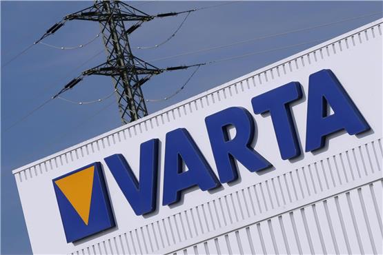 Das Firmenlogo und der Schriftzug „Varta“ stehen an einem Firmengebäude des Batterieherstellers. Foto: Karl-Josef Hildenbrand/dpa
