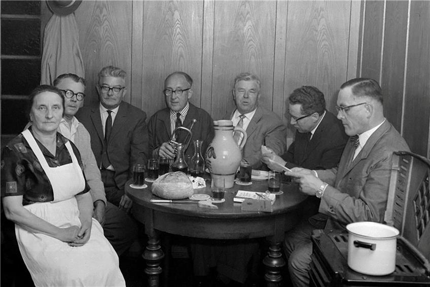 Das Foto von 1964 (Werner Faiß) zeigt eine der ersten Besenwirtschaften des Weingärtnervereins im Gasthaus zum Hecht. Um den runden Tisch sitzen von links Josef („Josele“) Ulmer mit Frau, Hans Edel, Karle Ruckgaber, Kronenthaler, ein Gast und Karl Laux.