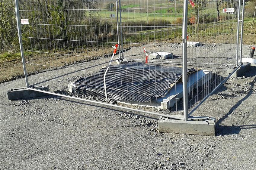 Das Fundament für den Funkmast beim Eutinger Tennisgelände ist bereits fertigstellt. In den nächsten Wochen soll der 35 Meter hohe Mast aufgerichtet werden, so dass in absehbarer Zeit mit einem besseren Mobilfunkzugang zu rechnen ist. Bild: Feinler