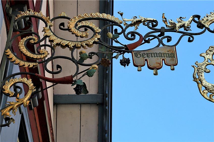 Das Gasthaus Germania ist seit Jahrzehnten in Familienbesitz. Darauf weist auch das kunstvolle Wirtshausschild hin. Bilder: Kuball