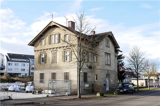 Das Gebäude mit Steinsockel und verschindelter Fassade steht unter Denkmalschutz. Ein Privatmann hat das Haus gekauft und plant eine Sanierung. Bild: Angelika Bachmann