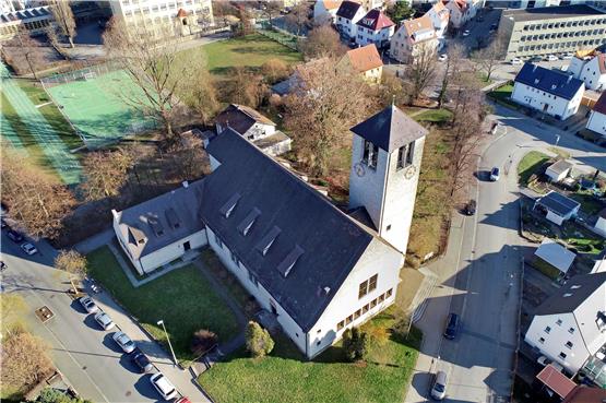 Das Gelände zwischen Kirche und Sportanlage hat die Stadt gegen den Park hinter dem Turm getauscht.Archivbild: Horst Haas