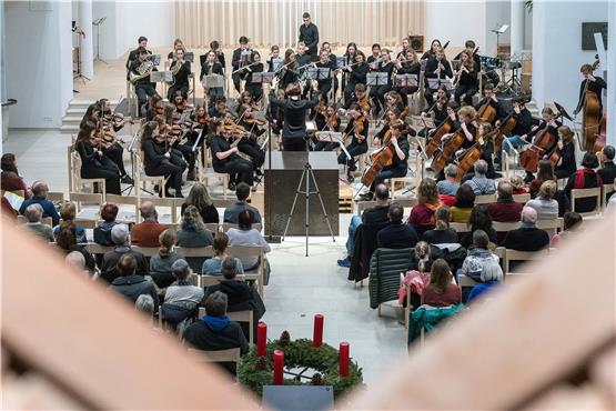 Das Gesamtorchester der Schule war nur eines von drei Ensembles, mit denen das Tübinger Wildermuth-Gymnasium in der Kirche St. Petrus in Lustnau das Publikum begeisterte. Bild: Ulrich Metz