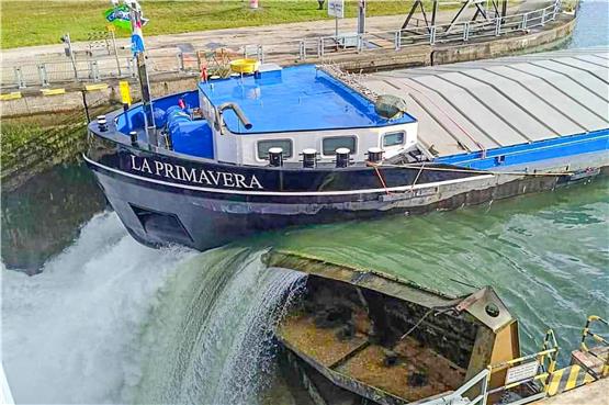 Das Gütermotorschiff La Primavera hat ein Schleusentor bei Iffezheim gerammt und beschädigt. Foto: Henry Mungenast/EinsatzReport24/dpa