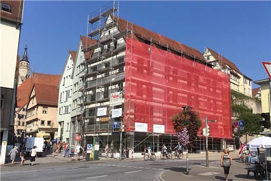 Das Haus in der Mühlstraße 1 in Tübingen ist weithin sichtbar. Derzeit wird es von Grund auf saniert. Bild: Gernot Stegert