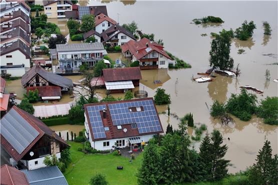 Das Hochwasser des Flusses Schussen überschwemmt Teile von Meckenbeuren. Foto: Felix Kästle/dpa