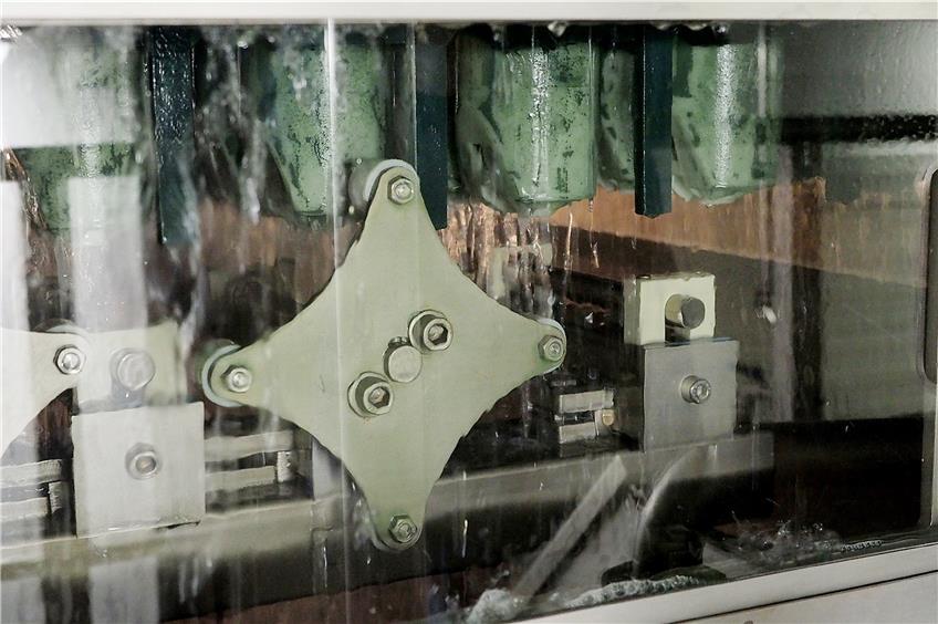Das Innere der modernen Flaschenreinigungsmaschine, die nur halb so viel Wasser verbraucht wie ältere Modelle.