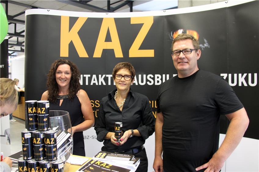 Das KAZ-Organisationsteam (von links): Renate Plocher, Birgit Stiehle und Michael Schmid verteilten Energydrinks an die Schüler.