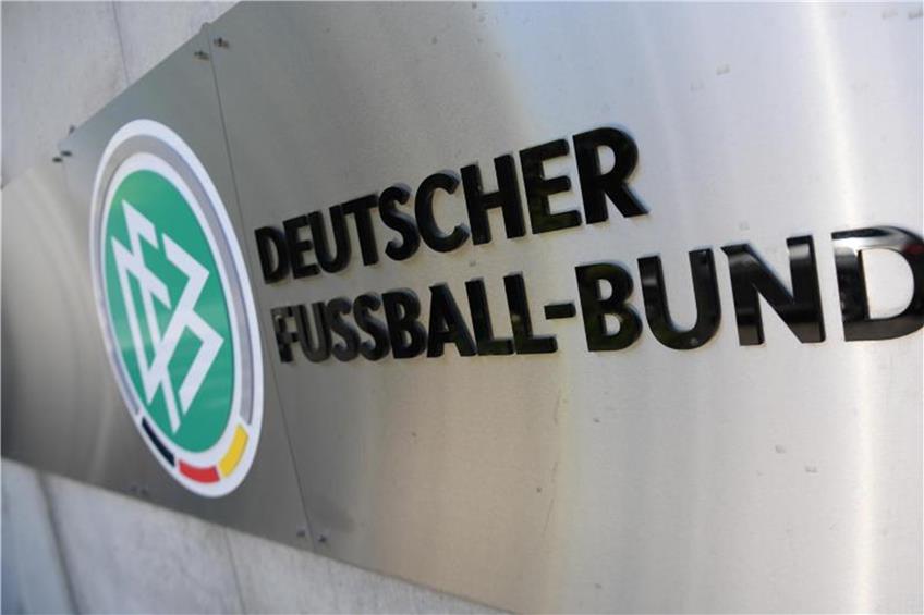 Das Logo der DFB ist zu sehen. Foto: Arne Dedert/Archiv dpa
