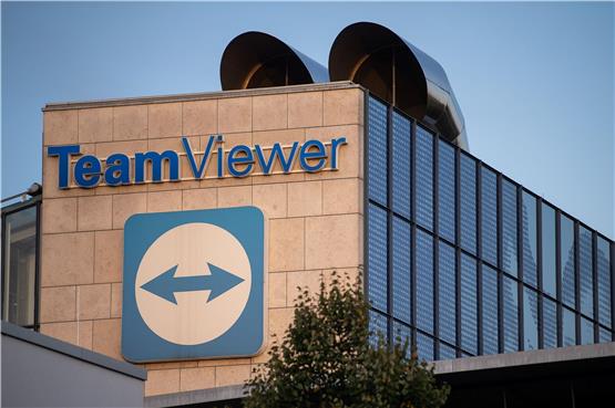 Das Logo des Software-Herstellers Teamviewer ist am Hauptsitz angebracht. Foto: Sebastian Gollnow/dpa