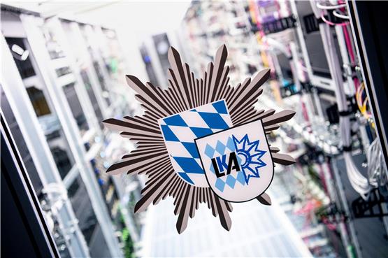 Das Logo des bayerischen Landeskriminalamts an der Tür zu einem Serverraum. Foto: Matthias Balk/dpa/Symbolbild