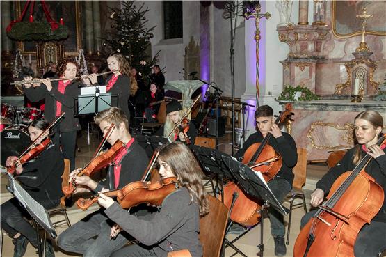 Das Orchester Strings and More besteht seit drei Jahren als Verein. Am Sonntagabend spielte es zusammen mit dem Kirchenchor Hirrlingen. Bild: Klaus Stifel