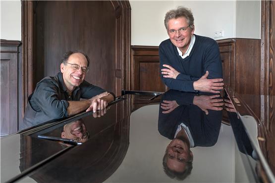 Das Piano-Duo Andreas Grau (links) und Götz Schumacher, real und gespiegelt.Bild: Ulrich Metz