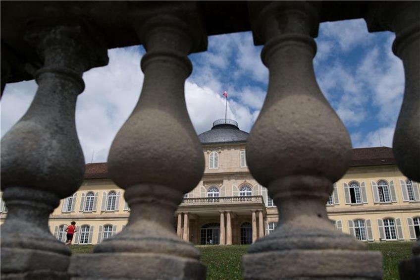 Das Schloss Hohenheim, das Teile der Universität Hohenheim beherbergt, ist ein Geländer zu sehen. Foto: Marijan Murat dpa/lsw
