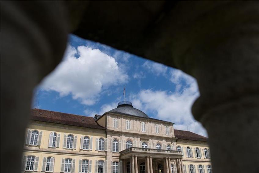 Das Schloss Hohenheim, das Teile der Universität Hohenheim beherbergt, ist durch ein Geländer zu sehen. Foto: Marijan Murat/Archiv dpa/lsw