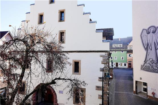 Das Steinhaus in der Hirschgasse wurde 1507 erbaut, war einst Fruchtkasten, später Gemeindezentrum. Jetzt beherbergt es unter anderem das Hesse-Kolleg. Karl-Heinz Kuball