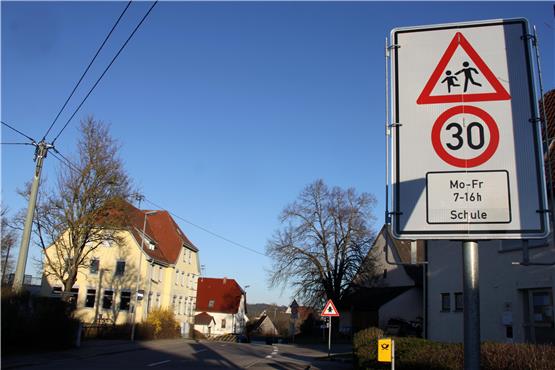 Das Tempo 30-Schild weist Autofahrer im Bereich der Holzhauser Grundschule eigentlich unmissverständlich darauf hin, dass dort die erlaubte Höchstgeschwindigkeit tagsüber reduziert ist. Dennoch wird nach Beobachtung von Anwohnern gerast. Archivbild: Cristina Priotto