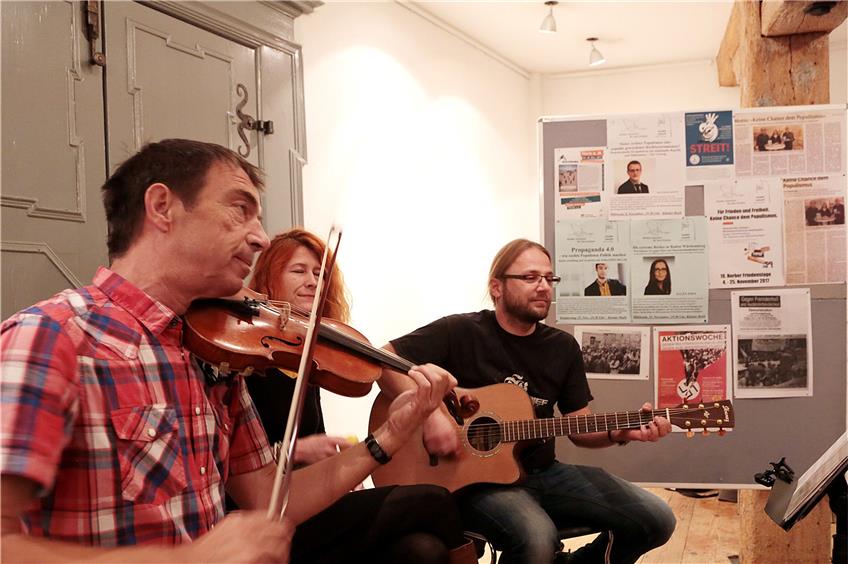 Das Trio „Horb Akustik“ mit Martin vom Ende, Insa Heinzelmann-Krämer und Patrick Bär wartete mit irischen Weisen zwischen den Beiträgen auf.